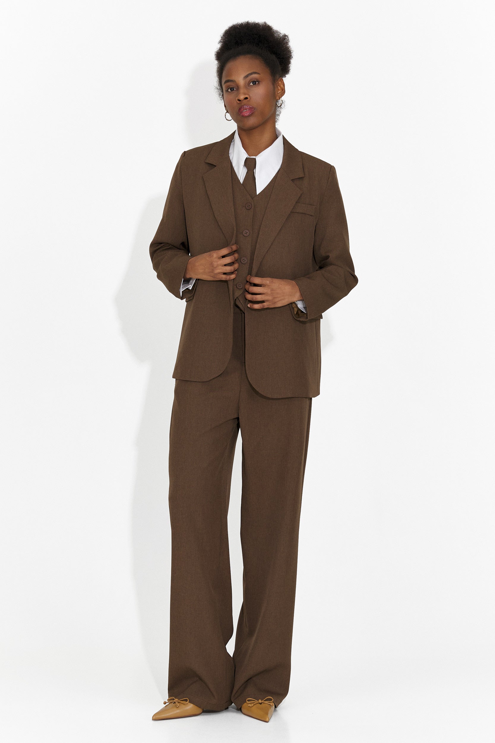 Costum 4 piese pantaloni + vesta + sacou + cravata maro Meldora