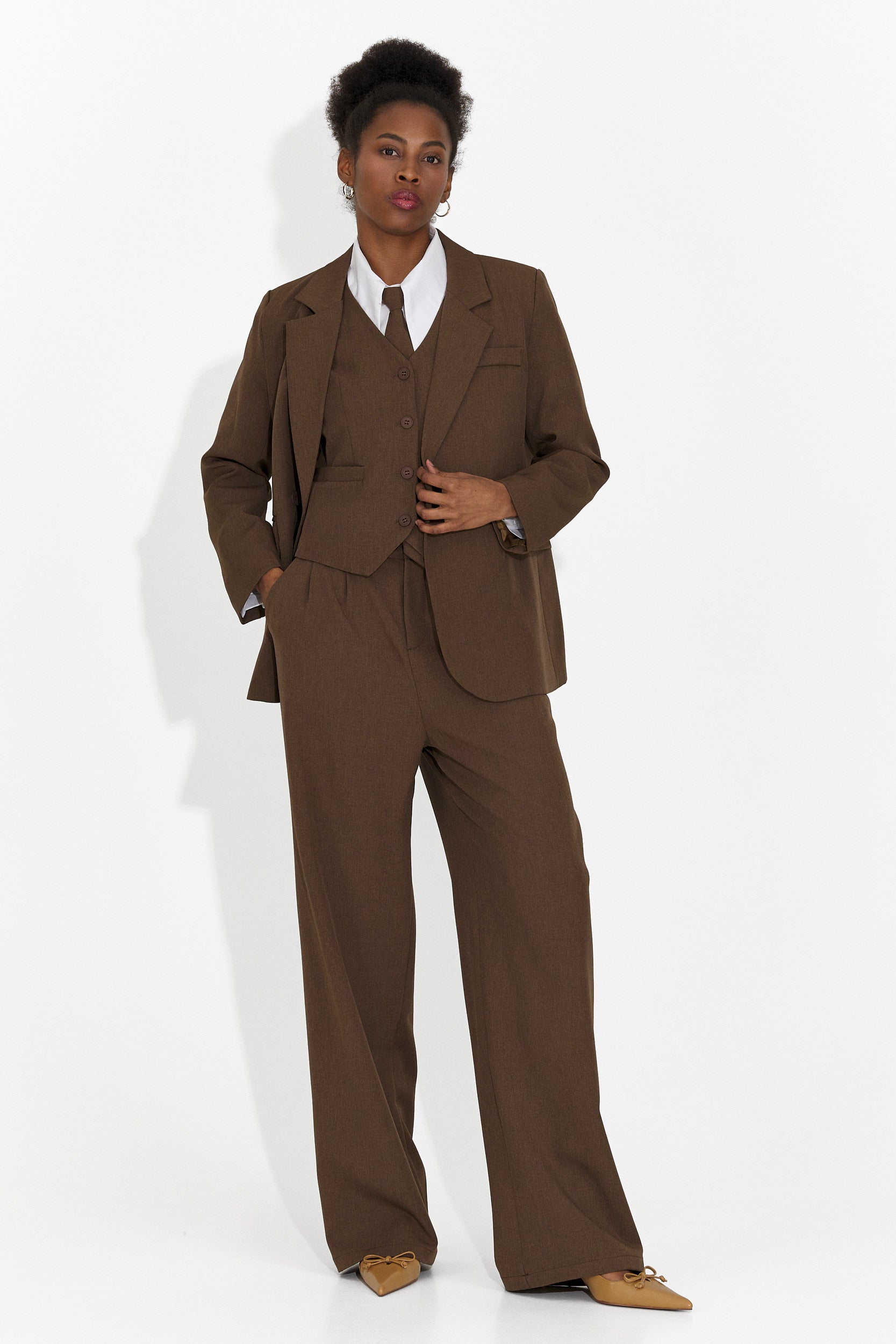 Costum 4 piese pantaloni + vesta + sacou + cravata maro Meldora