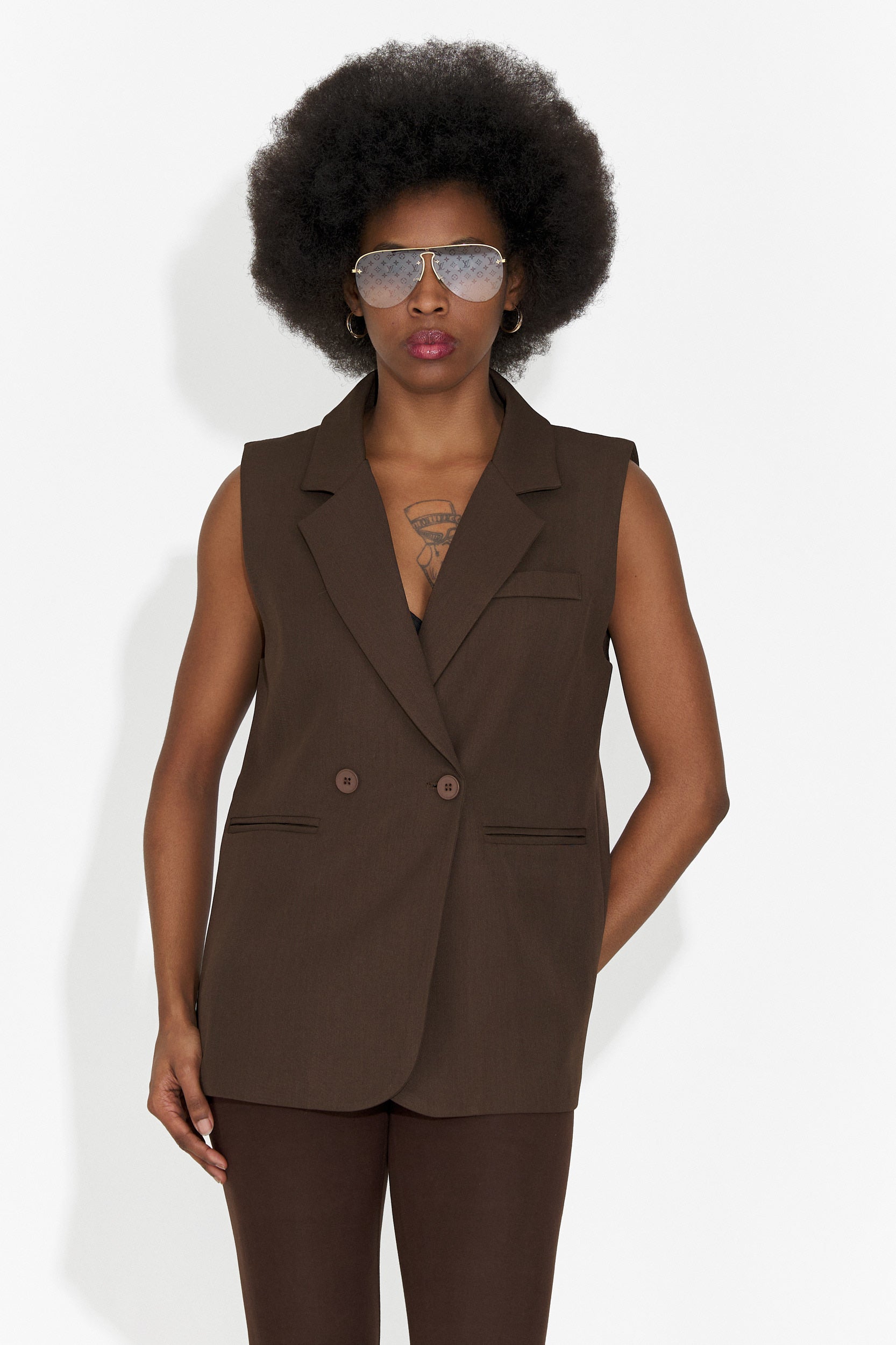 Vesta dama eleganta maro Meghan Bogas