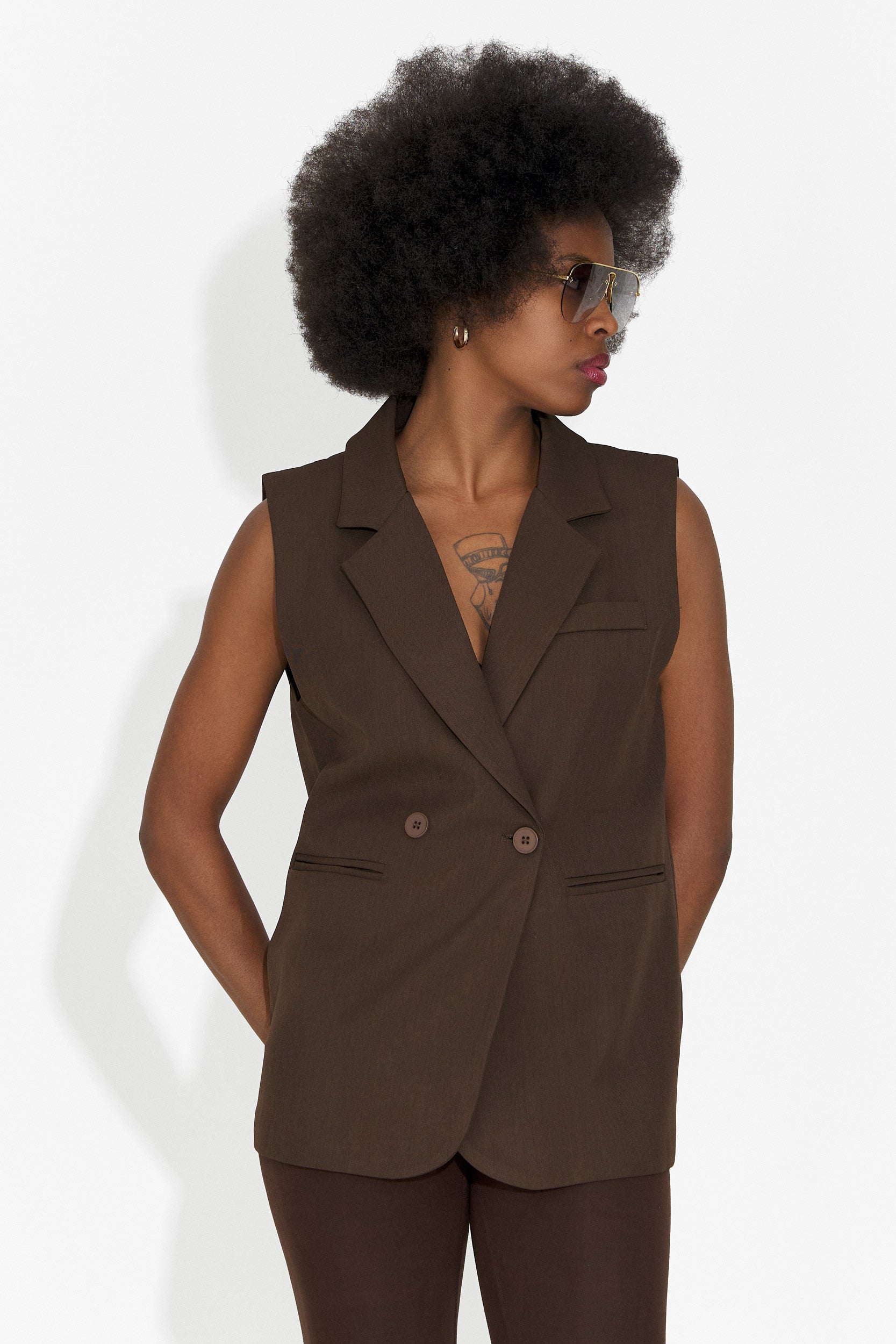 Vesta dama eleganta maro Meghan Bogas