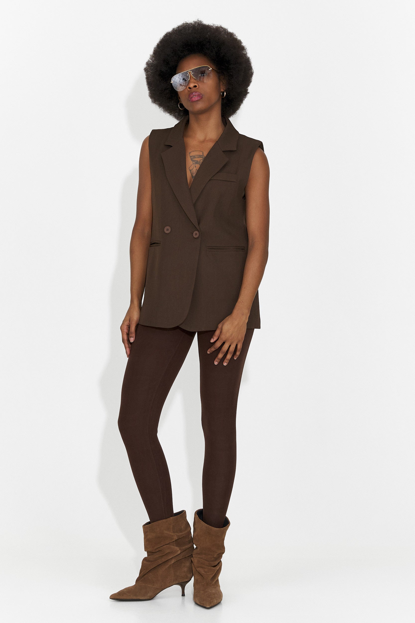 Vesta dama eleganta maro Meghan Bogas